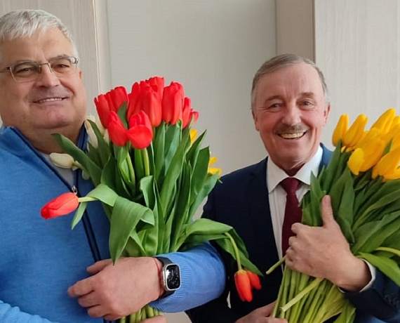 Вячеслав Илюхин и Леонид Рыбин поздравили десятки женских коллективов Новосибирска