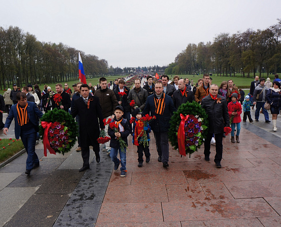 9 мая питерская "РОДИНА" возложила венки и цветы на Пискарёвском кладбище