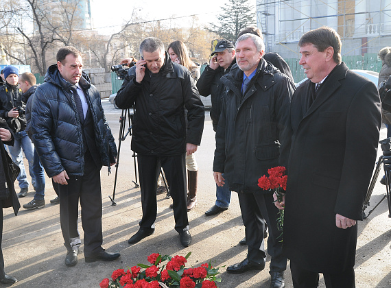 Возложение цветов к Долгоруковскому обелиску и митинг у памятника воинам-освободителям Симферополя, 4 февраля 2014 г.