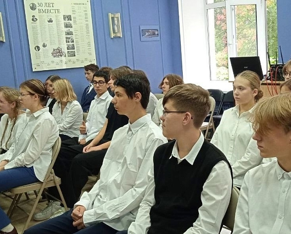Елена Иванова провела парламентский урок в Лицее народной дипломатии