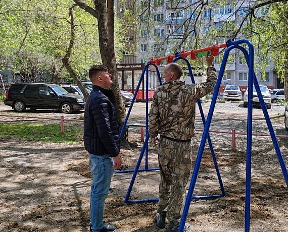 В новосибирском дворе завершена реконструкция детской площадки, средства выделил из своего фонда Вячеслав Илюхин