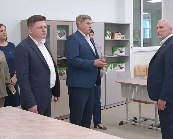 Рабочий визит в Тамбовскую область Алексей Журавлев начал с осмотра новой школы