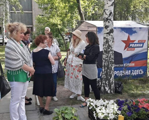 Партийцы провели акцию "Наша Родина — цветущий сад" в Новосибирске