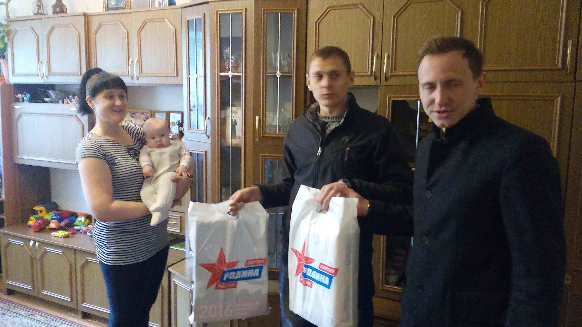 В Международный день семьи ульяновские социал-патриоты посетили многодетную семью