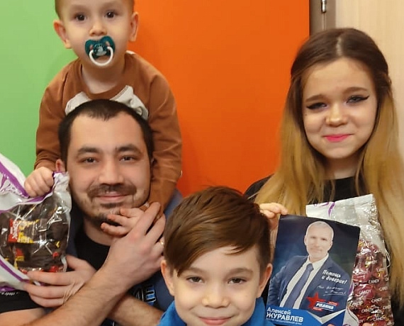 Алексей Журавлев поздравил детей из многодетных семей Воронежа со Старым Новым Годом