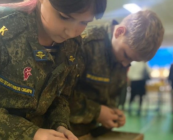 Школьники поблагодарили Вячеслава Илюхина за помощь в подготовке и участии в военно-спортивных соревнованиях