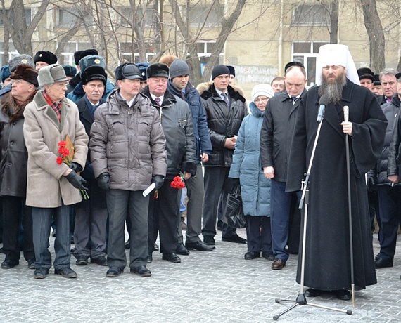 Челябинские активисты возложили цветы к памятнику "Доблестным сынам Отечества"