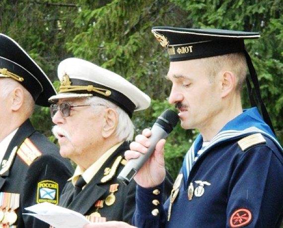 Челябинские активисты поздравили земляков с Днём ВМФ