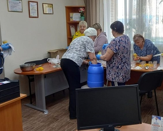 Клуб избирателей Вячеслава Илюхина и реготделение партии "РОДИНА" готовят к отправке бойцам отборный мёд Горного Алтая