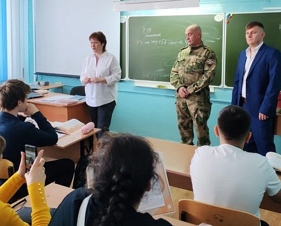 При содействии Клуба избирателей Вячеслава Илюхина участник СВО провел уроки мужества в школе