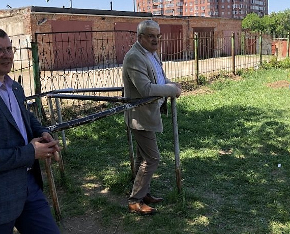 Вячеслав Илюхин со школьниками заложили в Новосибирске хвойную аллею