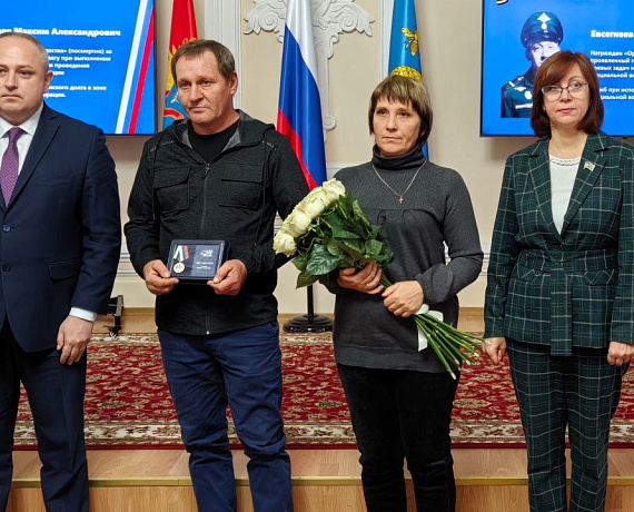 Косенков и Леонова вручили тамбовчанам медали "Отец солдата"