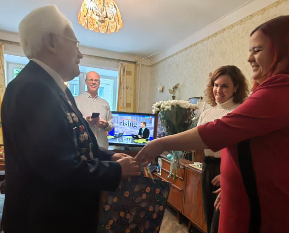 Сотрудники приемной Журавлева в Тамбовской области поздравили ветерана с 95-летием