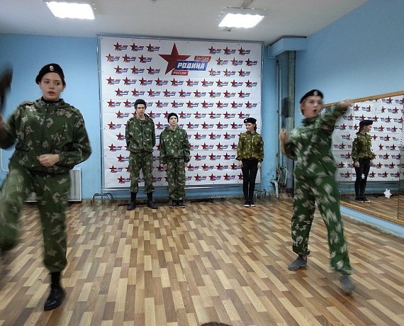 Самарская "РОДИНА" устроила новогодний праздник в подростковом клубе "Пламя"