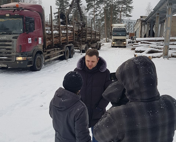 Псковские партийцы помогли землякам заготовить дрова для отопления жилья