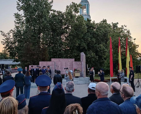 Сергей Мягких вместе с членами тамбовского реготделения "РОДИНЫ" и жителями Тамбова принял участие в акции "Свеча памяти"