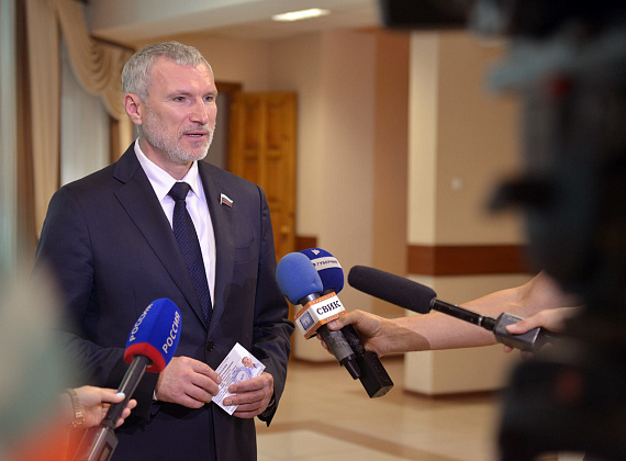 Вручение Алексею Журавлеву удостоверения кандидата в депутаты Госдумы, 27.07.2016