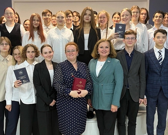 Елена Иванова провела парламентский урок в Лицее народной дипломатии