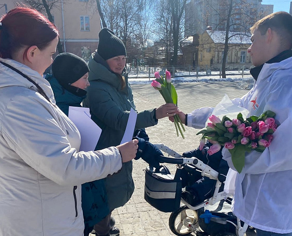 В преддверии 8 Марта Алексей Журавлев подарил жительницам Тамбова цветы