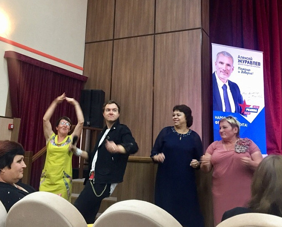 Алексей Журавлев поздравил работников социальной сферы Верхнехавского района Воронежской области праздничным концертом