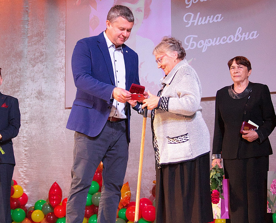 Валерий Барсук вручил награды ветеранам