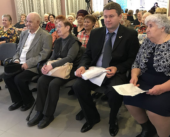 Валерий Барсук поздравил ветеранов с Днем пожилого человека