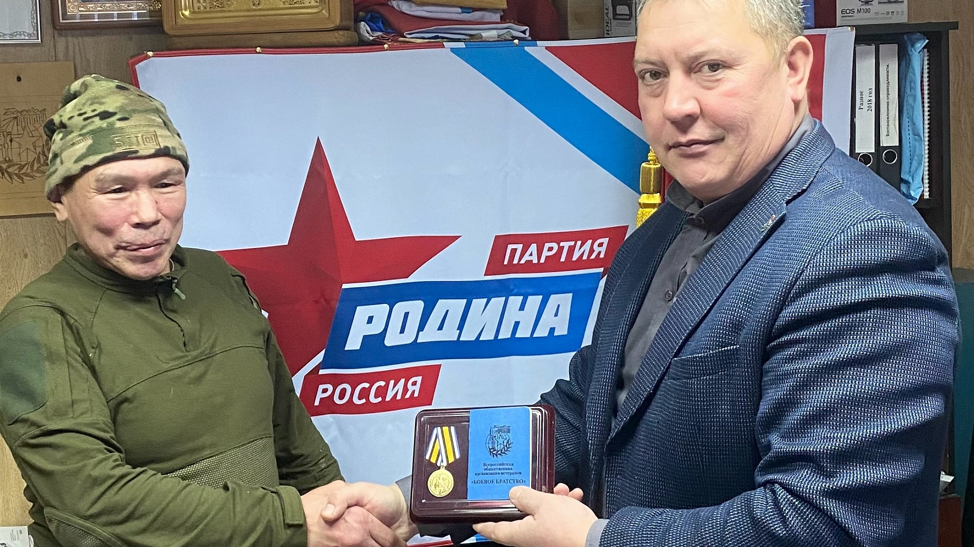 Андрей Ружников вручил ратным бойцам-побратимам медаль "За участие в спецоперации"