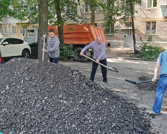 Валерий Барсук принял участие в благоустройстве парковочных зон во дворах Самары