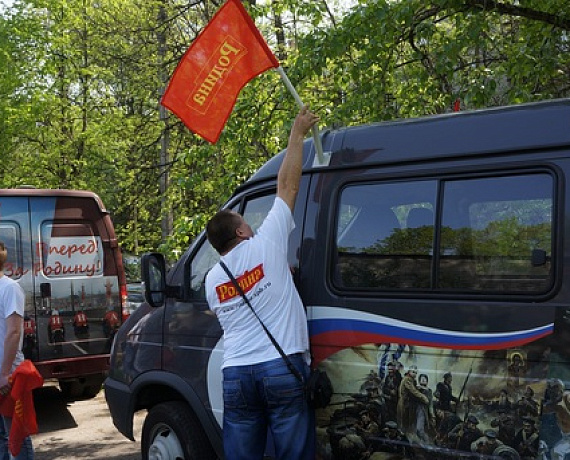 Питерская "РОДИНА" собрала для Новороссии два автобуса гуманитарной помощи