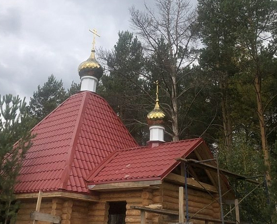 На храм, построенный при поддержке Илюхина, водрузили купола и кресты