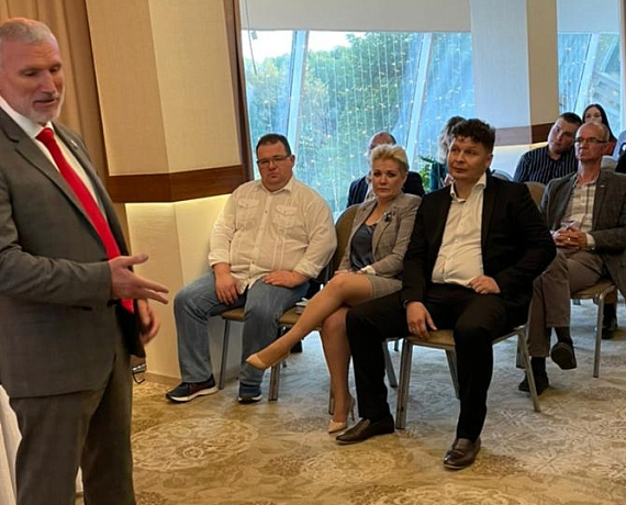 Журавлев вручил удостоверения кировским кандидатам от партии "РОДИНА"