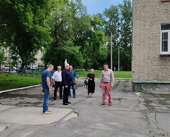 Вячеслав Илюхин провел выездное совещание по поводу ремонта школы