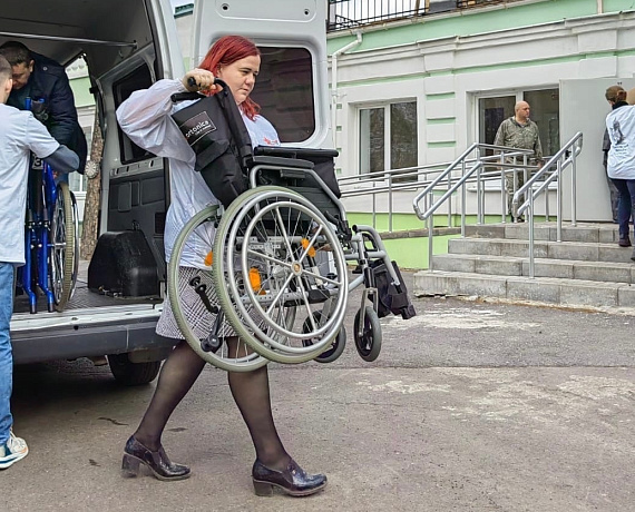 Алексей Журавлев передал инвалидные кресла-коляски социально-реабилитационному центру