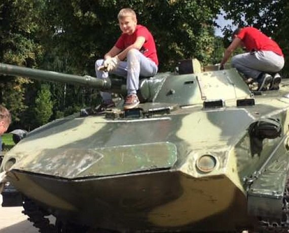 Активисты ярославской "РОДИНЫ" приняли участие в благоустройстве территории у памятника главнокомандующему ВДВ Василию Маргелову