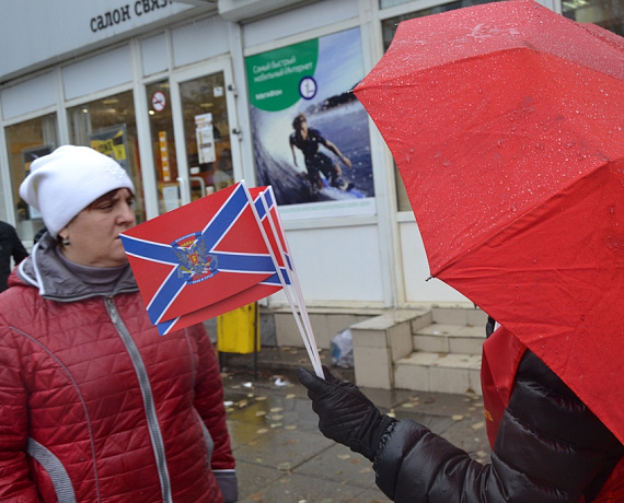 Патриоты Саратова поддержали пикетами выборы в Новороссии
