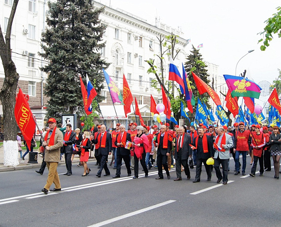 Кубанская "РОДИНА" возглавила первомайскую колонну партий