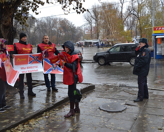 Патриоты Саратова поддержали пикетами выборы в Новороссии