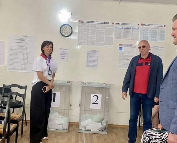 В ПЕРВЫЙ ДЕНЬ ГОЛОСОВАНИЯ КАНДИДАТ В ГУБЕРНАТОРЫ АСТРАХАНСКОЙ ОБЛАСТИ ВЛАДИМИР СУХАРЕВ ОБЪЕЗЖАЛ ИЗБИРАТЕЛЬНЫЕ УЧАСТКИ КРАСНОЯРСКОГО РАЙОНА