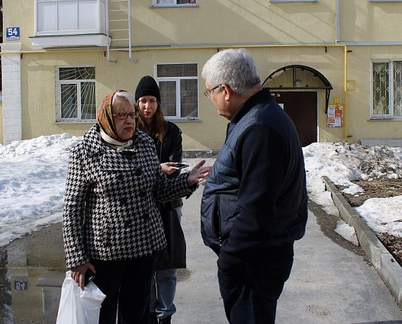 По инициативе Вячеслава Илюхина состоялась жителей с чиновниками и подрядчиками, проводившими капремонт ряда жилых домов