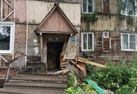 В ПОМОРЬЕ ПРОДОЛЖАЮТ РАЗВАЛИВАТЬСЯ ДОМА, А ПРОГРАММА ПЕРЕСЕЛЕНИЯ ИЗ АВАРИЙНОГО ФОНДА БУКСУЕТ