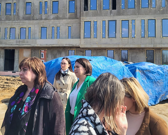 Инна Родина приняла участие в сходе жителей ЖК Город "В лесу", требующих постройки детсада