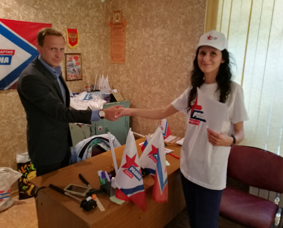Ильдар Габитов вручил новым соратникам партбилеты