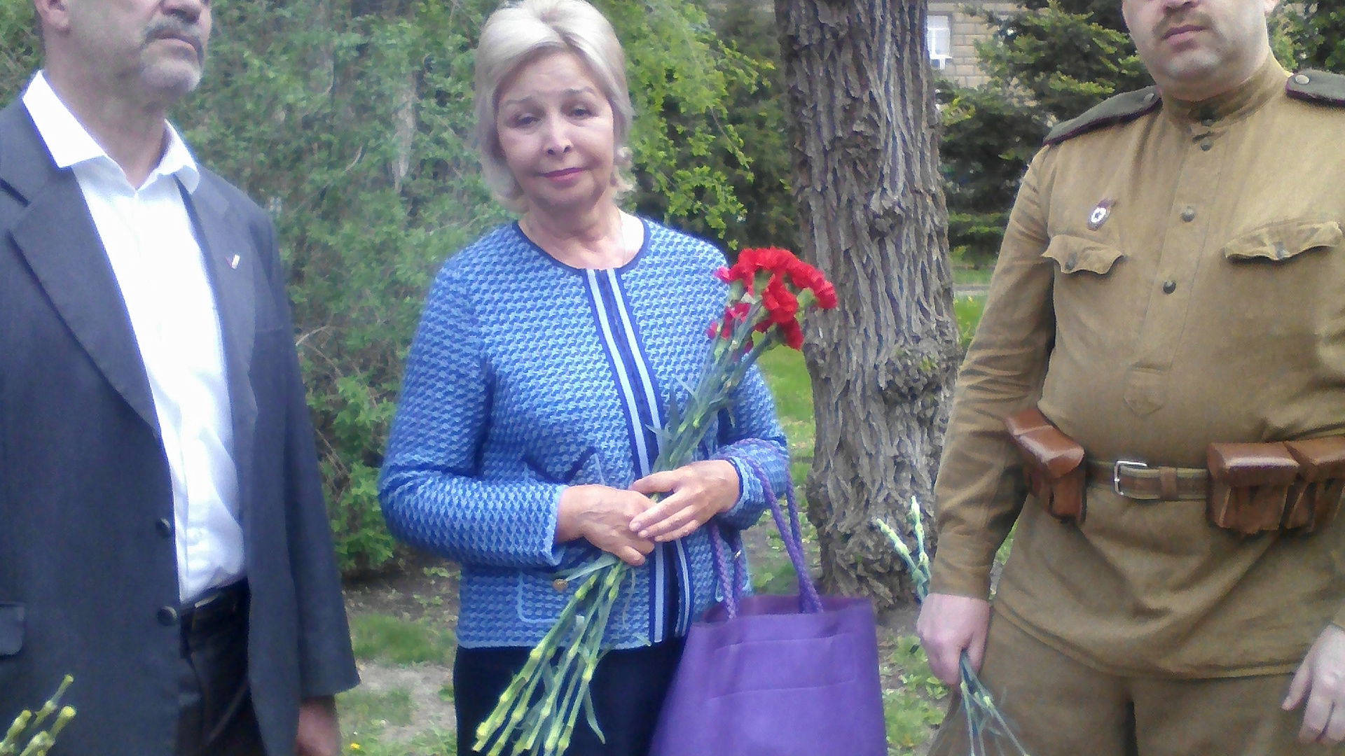 Волгоградские партийцы возложили цветы к Вечному огню