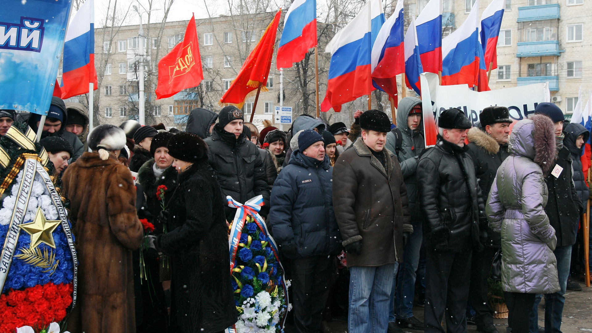 23 февраля пензенские родинцы возложили цветы и венки к памятнику Победы