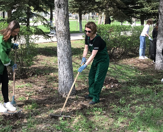 Самарские партийцы навели порядок в парке Победы