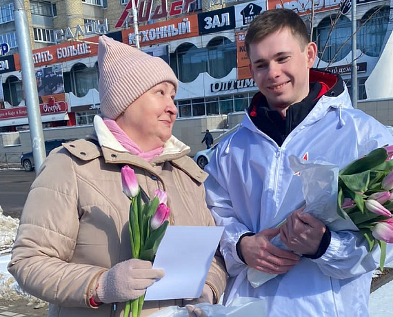 В преддверии 8 Марта Алексей Журавлев подарил жительницам Тамбова цветы