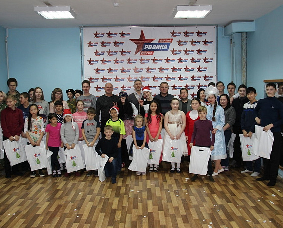 Самарская "РОДИНА" устроила новогодний праздник в подростковом клубе "Пламя"