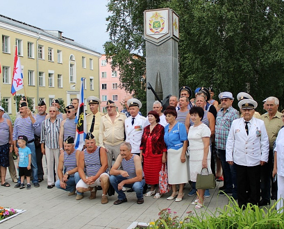 В Новосибирске при поддержке Клуба избирателей Вячеслава Илюхина прошел торжественный митинг, посвященный Дню ВМФ