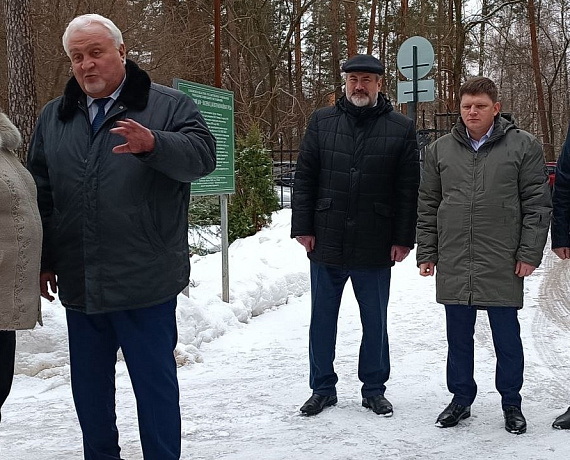 Сергей Мягких с коллегами-депутатами поздравили ветеранов и детей с наступающим Новым годом