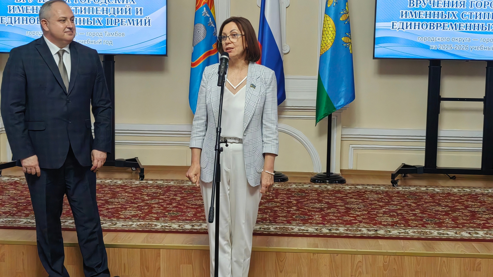 Елена Леонова поздравила лучших студентов и школьников с получением именных стипендий и премий имени В.Н. Коваля